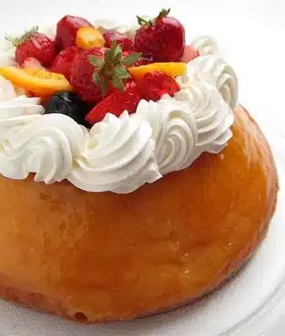 Savarin with fruit and whipped cream