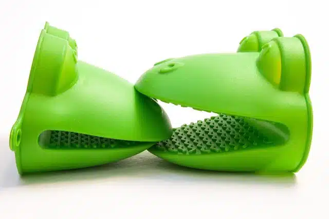 Crocodile-shaped green silicone oven mitts